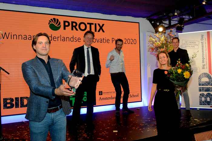 Het team van Protix, met juryvoorzitter Henk Volberda (tweede van links)
